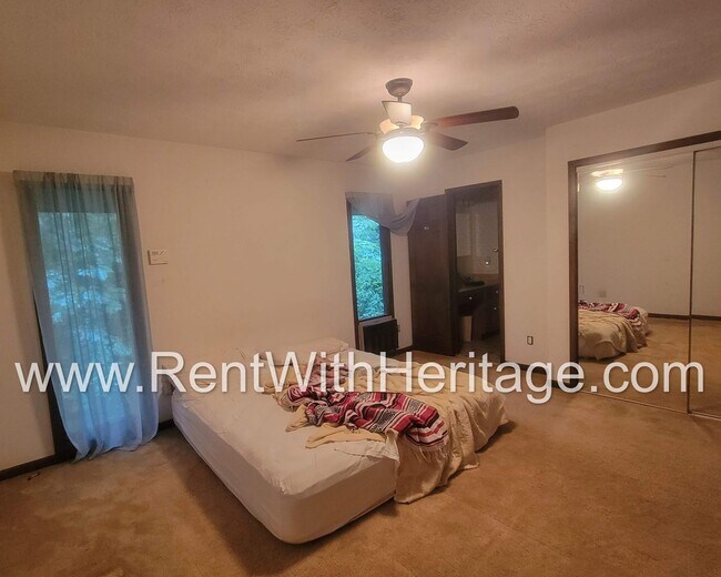 Building Photo - 1050 Flamingo Dr