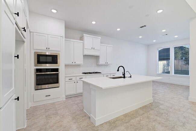 Building Photo - 8127 Fenway Hts Dr
