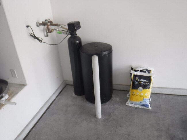 Building Photo - Sun City Anthem home right on the golf course!