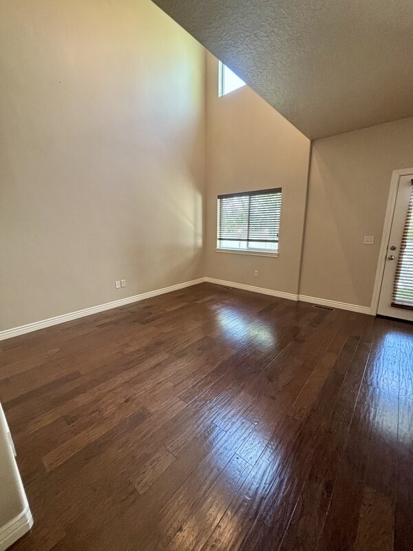 Building Photo - 215 1135 S