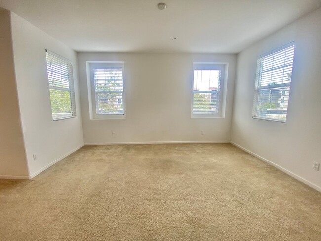 Building Photo - Modern Coastal Living – 2-Bed, 2.5-Bath Ho...