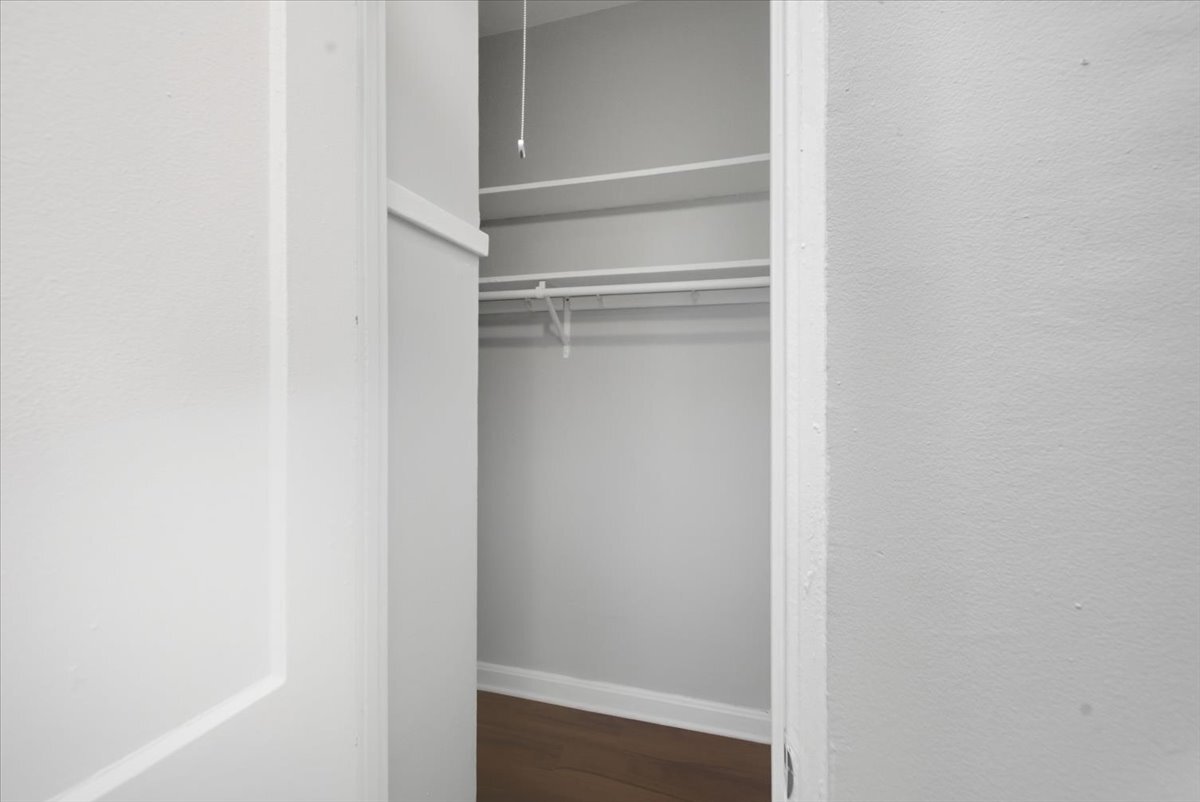 Building Photo - 1140 N La Salle Dr