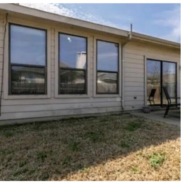 Building Photo - 2821 Hilcroft Ave