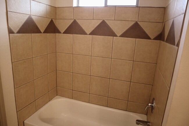 Building Photo - 1705 Hickory Dr