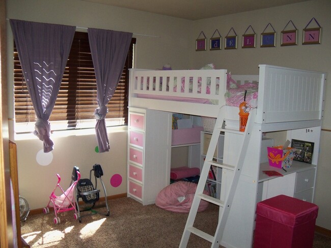 Building Photo - 4 BEDROOM | 3 BATH | TRI-LEVEL HOUSE | RAP...