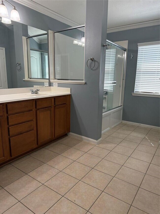 Building Photo - 15930 Hidden Crest Dr