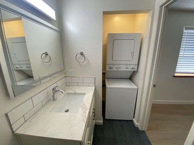 Building Photo - "TinyHouse" Apartment Downstairs - Washer/Dryer, Dishwasher, AC, Parking Space
