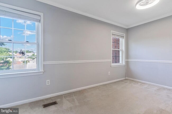 Building Photo - 2035 S Glebe Rd