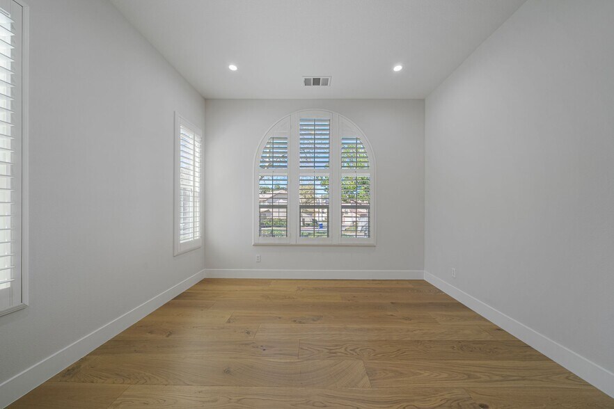 Building Photo - 25352 Avanti Ct