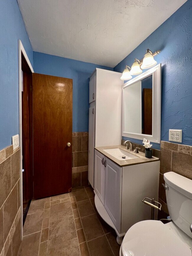 Building Photo - Spacious Home in Yukon- 3 bed, 2 ba, plus office space with built-in's