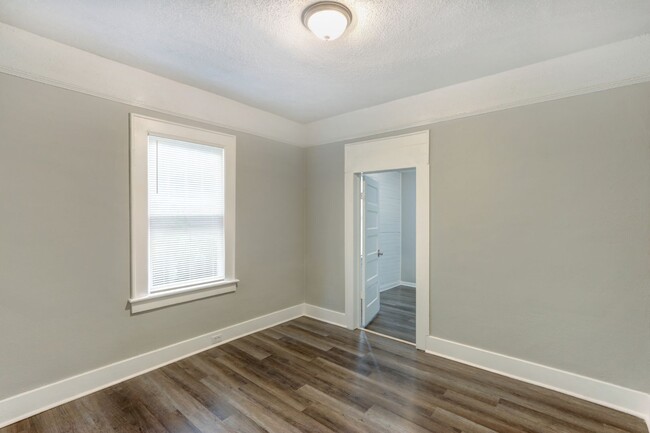 Building Photo - Newly Renovated 2BR/1BA Home In Downtown S...