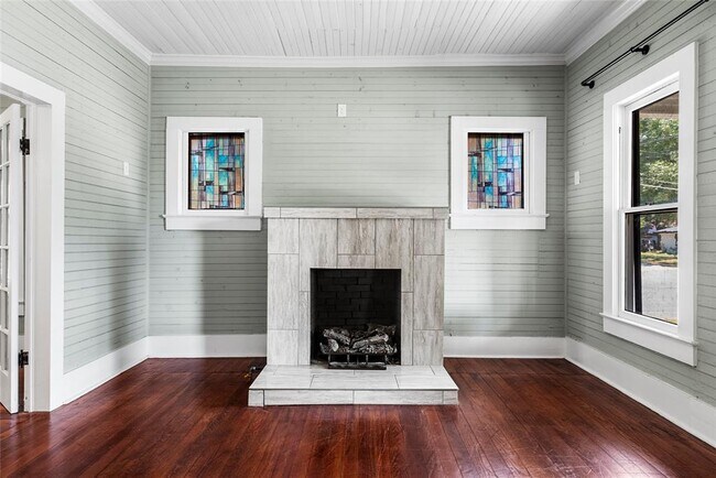 Building Photo - 108 N Ave B