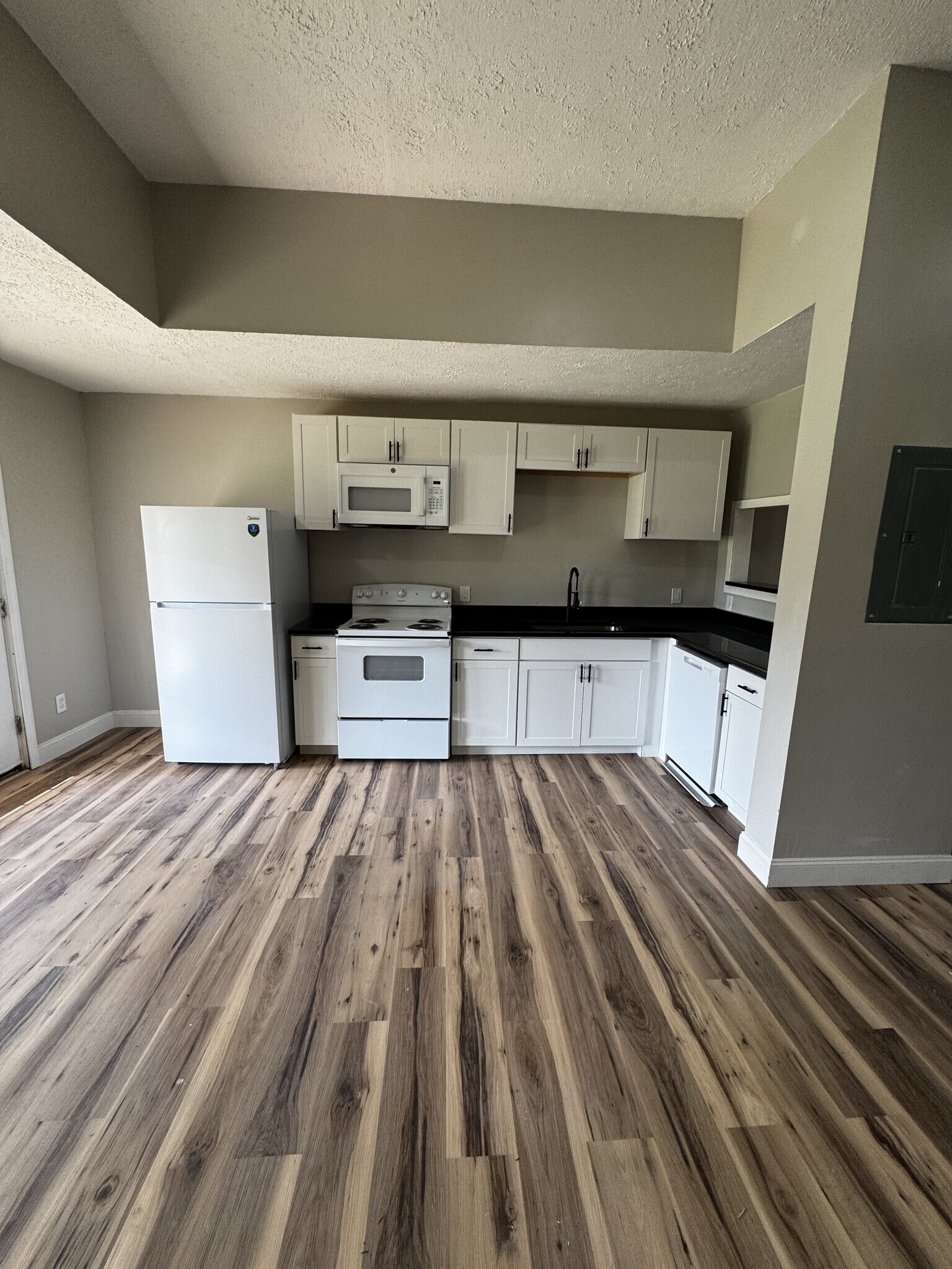 Building Photo - 118 Bank St