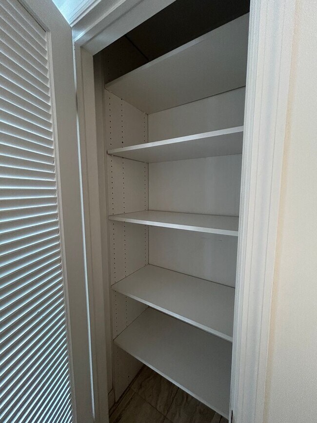 Building Photo - Large 1 Bedroom 1.5 Bath Condo - Steps from Fort Lauderdale Beach!