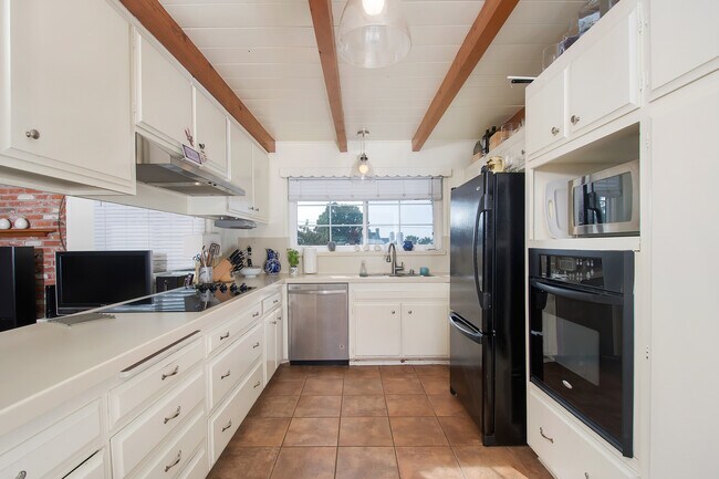 Building Photo - AVAILABLE NOW! LOVELY LA JOLLA 3BD/2.5BA H...