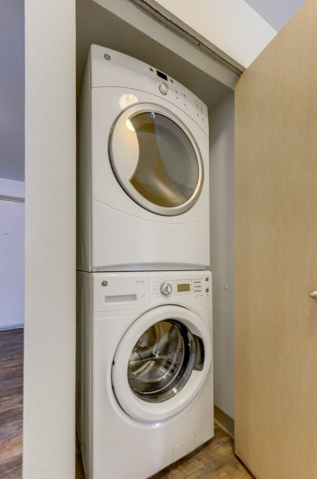 Building Photo - *** 8 WEEKS FREE, this unit ONLY! Quartz C...