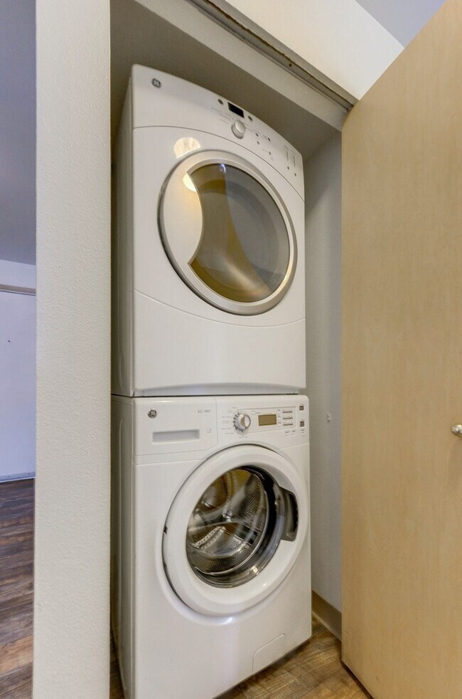 Building Photo - Spacious 2 Bedroom / 2 Bath with Gas Firep...