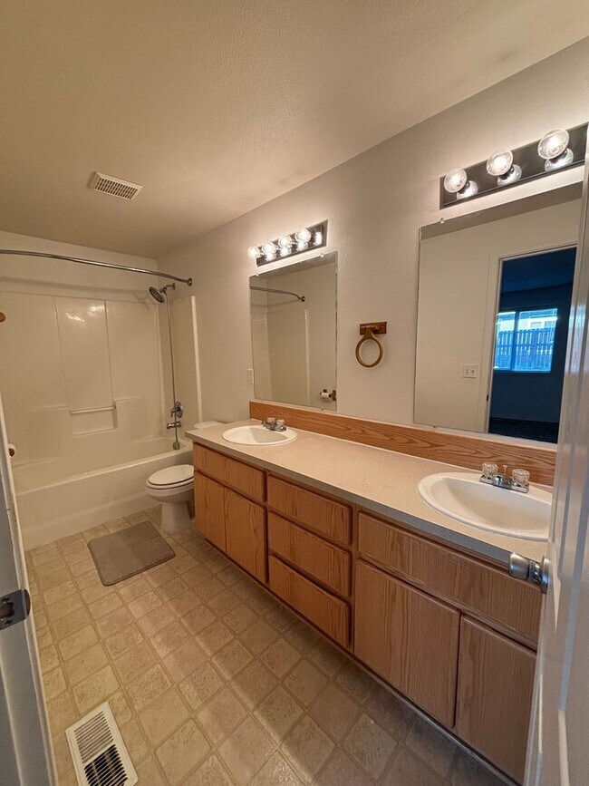 Building Photo - 3 Bed 2 Bath Home in Sage Point Area!