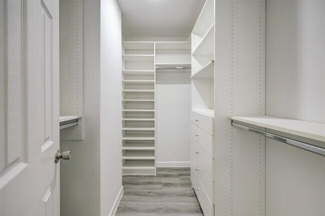 Building Photo - 9850 Pagewood Ln