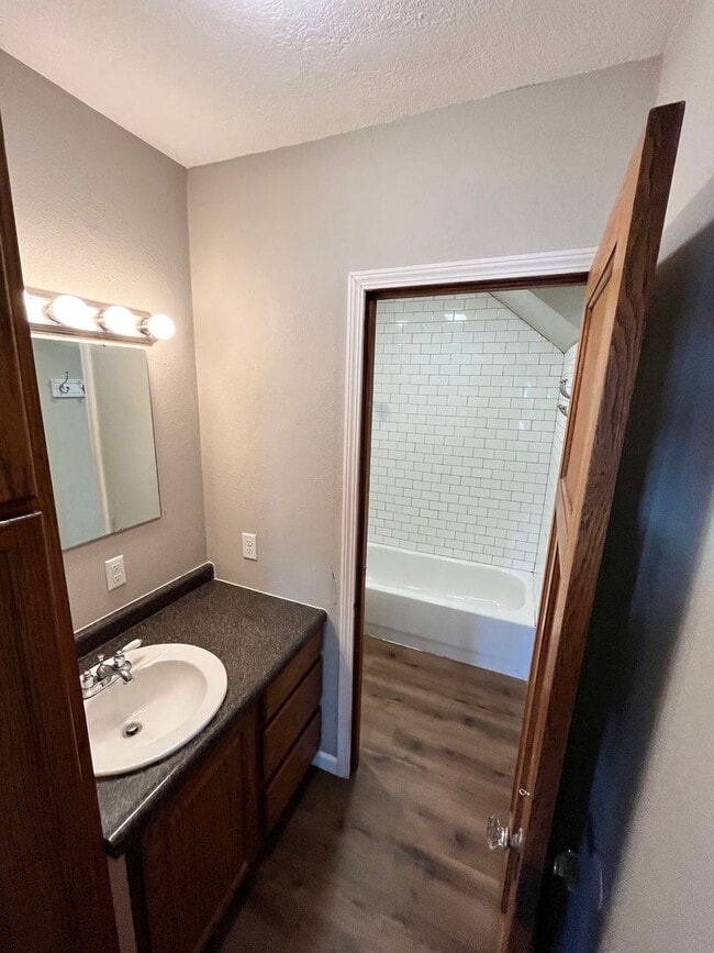 Building Photo - Charming 3 bedroom, 2 bathroom home in the...