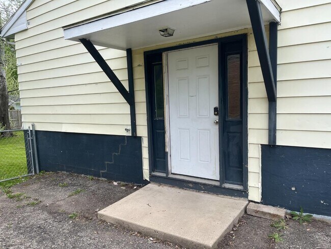 Building Photo - 1628 Haslett Rd