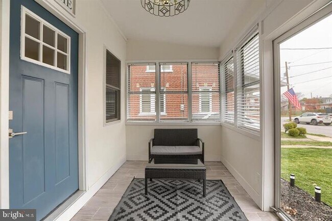 Building Photo - 409 7th St