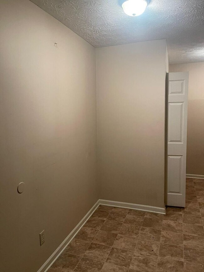 Building Photo - Modern 2-Bed, 1-Bath Oasis with Central Ai...