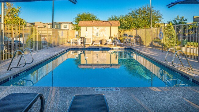 Building Photo - Like-new home with modern finishes and ope...