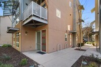 Building Photo - Gorgeous townhouse