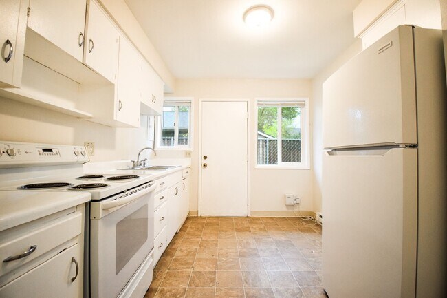 Building Photo - 12025-12095 SW 5th street