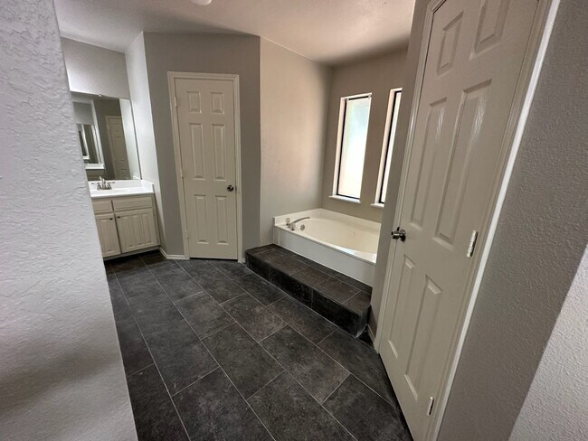 Building Photo - Excellent 3 bedroom 2 bath