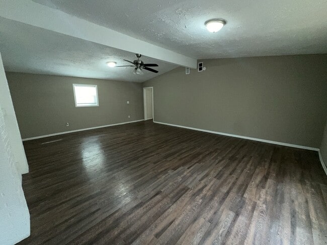 Building Photo - 3320 Ridgeland Dr