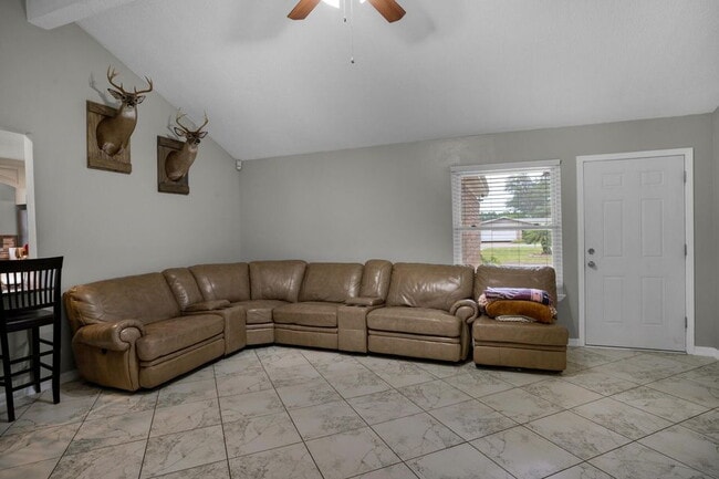 Building Photo - Featuring 3 spacious bedrooms and 2 full bathrooms, this residence blends comfort, style, and con...