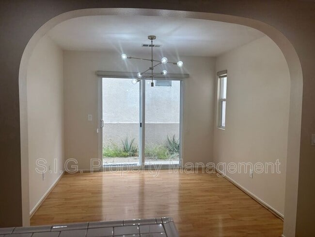 Building Photo - 202 Cancion Way