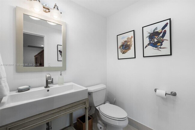 Building Photo - 9102 W Bay Harbor Dr