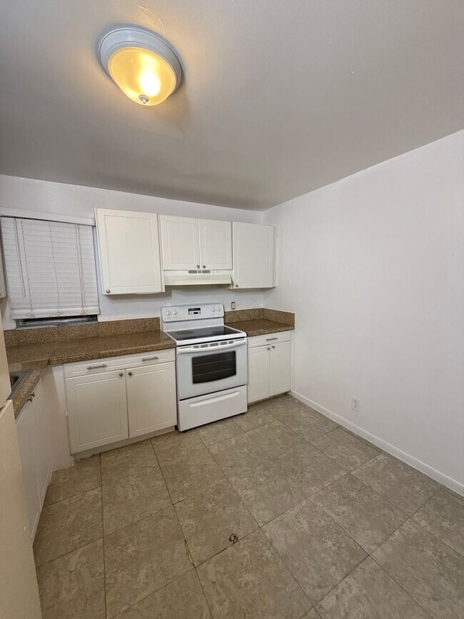 Building Photo - 3600 Riverside Dr