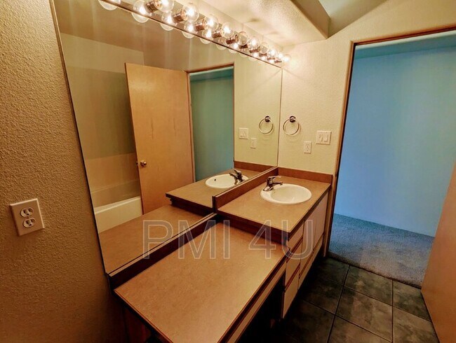 Building Photo - 4105 Bay Ct NE