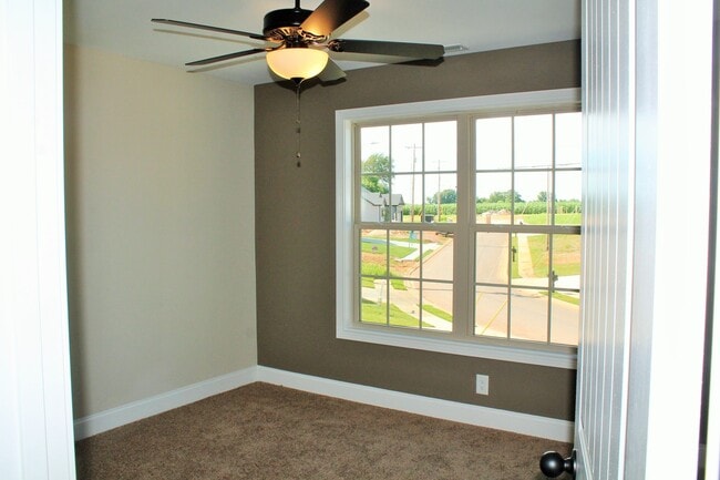 Building Photo - 261 Azalea Dr