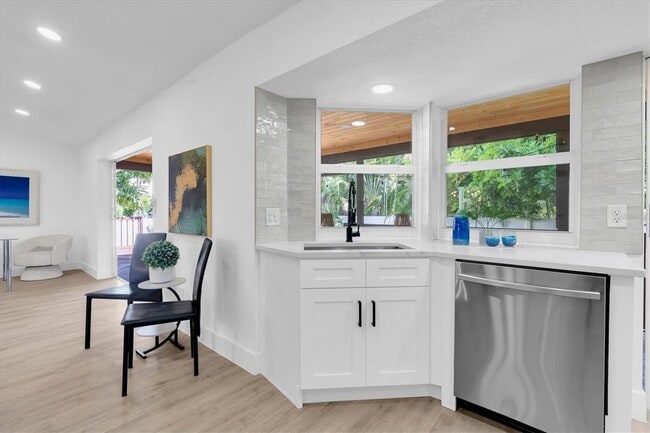 Building Photo - 630 Pinta Dr