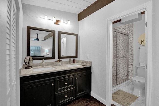 Building Photo - 700 E Coco Plum Cir