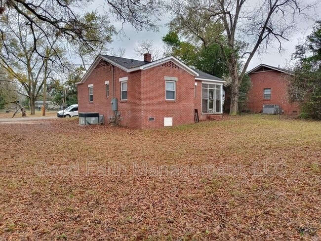 Building Photo - 203 E 11th St