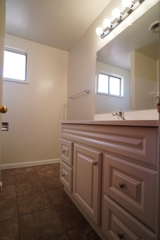 Building Photo - Charming 2 bedroom 1 bath in Carmichael!