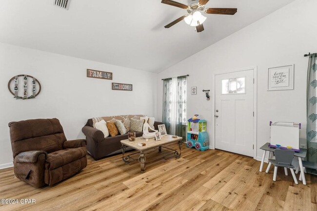 Building Photo - 3 Bedroom, 2 Bathroom, Family Friendly Nei...