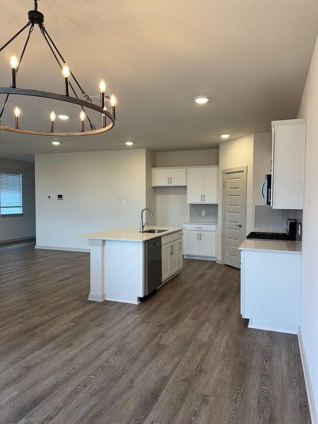 Building Photo - Ready for move-in! Spacious 4-bedroom, 3-b...