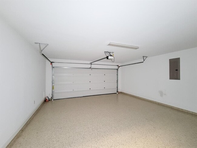 Building Photo - 22902 Henderson Row Dr