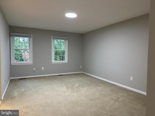 Building Photo - 10152 Village Knolls Ct