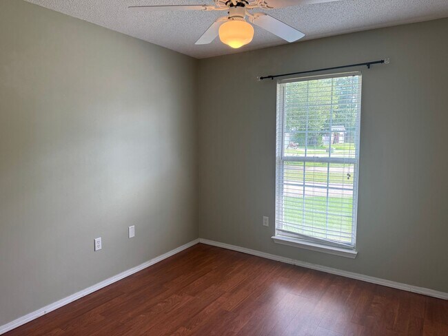 Building Photo - 4 BED / 2 BATH CENTRALLY LOCATED IN FORT WALTON BEACH