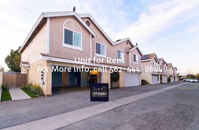 Building Photo - Townhome - 3 Bedrooms-2.5 Baths - South Gate