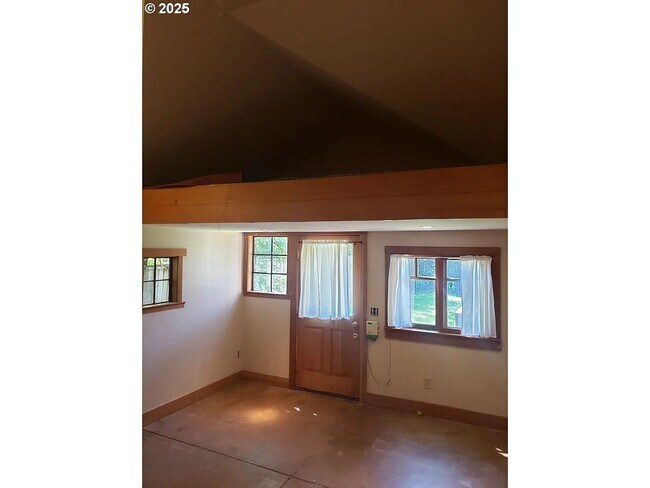 Building Photo - Large 6 Bedroom Close to UofO Campus