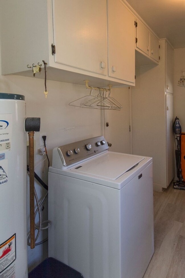 Building Photo - Students Welcome! 3 Bedroom Great Location!